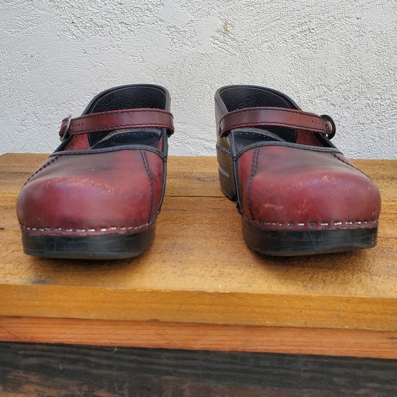 Dansko Size 38 red maroon strap clog buckle good used condition - Picture 5 of 8